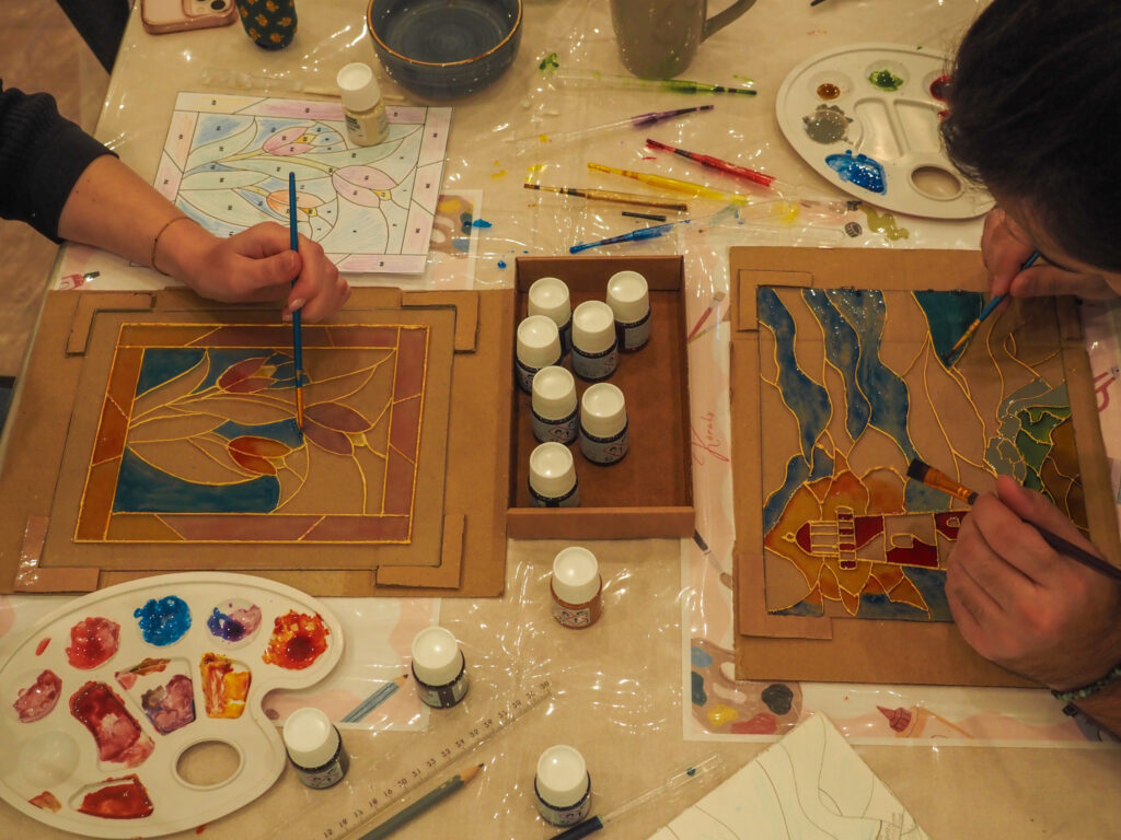 Atelier peinture sur verre façon vitrail Mars 2026